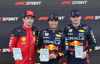 Los pilotos Charles Leclerc, Checo Pérez y Max Verstappen.