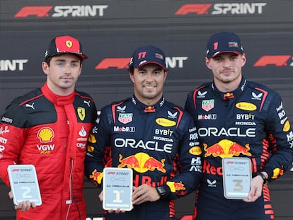 Los pilotos Charles Leclerc, Checo Pérez y Max Verstappen, tras la carrera sprint de este sábado.