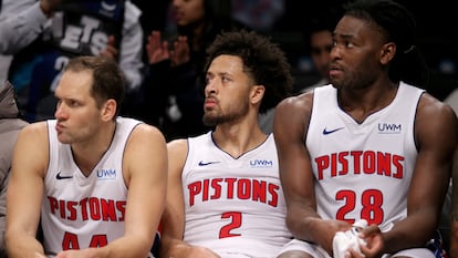 Bojan Bogdanovic, el base Cade Cunningham e Isaiah Stewart, de los Pistons, el pasado 23 de diciembre.