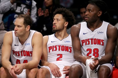 Bojan Bogdanovic, el base Cade Cunningham e Isaiah Stewart, de los Pistons, el pasado 23 de diciembre.