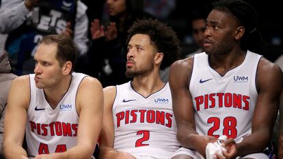 Bojan Bogdanovic, el base Cade Cunningham e Isaiah Stewart, de los Pistons, el pasado 23 de diciembre.