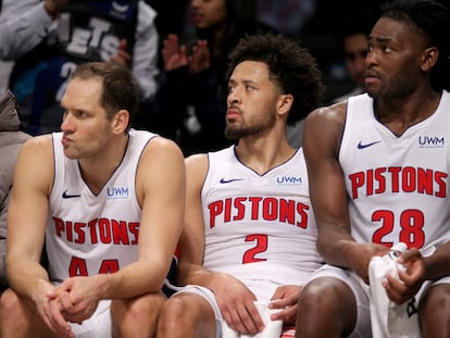 Bojan Bogdanovic, el base Cade Cunningham e Isaiah Stewart, de los Pistons, el pasado 23 de diciembre.