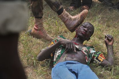 IM&Aacute;GENES QUE PUEDEN HERIR LA SENSIBILIDAD DEL LECTOR. Una ceremonia militar presidida por el Presidente interino de la Rep&uacute;blica Centroafricana, Catherine Samba Panza, ha terminado violentamente despu&eacute;s de que los soldados lincharan hasta la  muerte a un hombre, sospechoso de ser exrebelde, seg&uacute;n periodistas de AFP. Los soldados han atacado a pedradas, golpes y pu&ntilde;aladas a un joven vestido de paisano hasta causarle la muerte. Posteriormente, su cad&aacute;ver ha sido arrastrado por las calle de Bangui. 