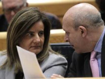 Los ministros de Empleo, Fátima Bañez (i) y Cultura, José Ignacio Wert, durante la sesión de control al Gobierno que se celebra esta tarde en el pleno de la Cámara Alta.