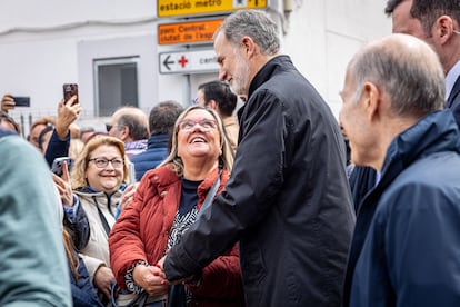 El rey Felipe VI saluda a una vecina durante su visita este miércoles a Torrrent (Valencia).