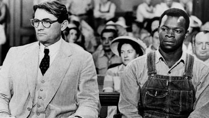 Fotograma de 'Matar un ruiseñor', con Gregory Peck y Brock Peters.