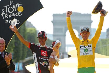 Aunque el estadounidense Floyd Landis recibi el trofeo de campen enfrente del Arco del Triunfo en 2006, fue posteriormente descalificado por dopaje y el ttulo paso al espa?ol ?scar Pereiro, segundo.