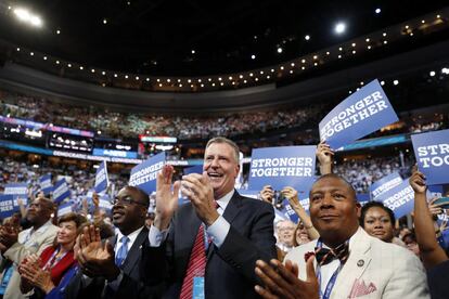 Bill de Blasio, alcalde de Nueva York, aplaude durante el primer día de la Convención Nacional Demócrata de EEUU en Filadelfia.