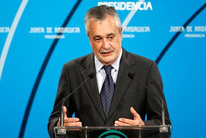 El presidente de la Junta, José Antonio Griñán, en su comparecencia tras conocer que el Tribunal Constitucional anula el traspaso de las competencias del Guadalquivir.