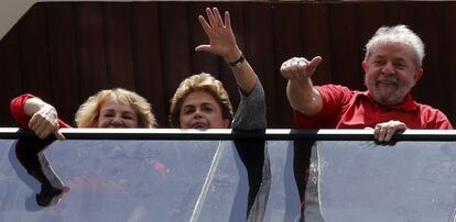 Lula, con Rousseff a su derecha, saluda desde su casa en Sao Bernardo do Campo.