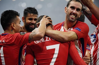 Antoine Griezmann es felicitado por sus compañeros después del segundo gol.
