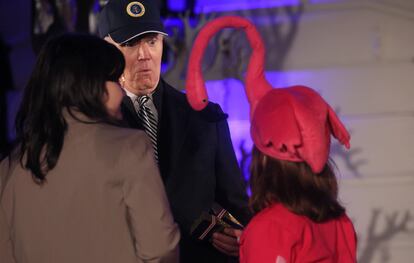 El presidente de Estados Unidos, Joe Biden, se sorprende al recibir a una niña disfrazada por Halloween en un acto celebrado en la Casa Blanca.