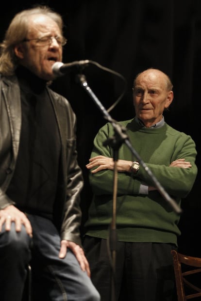 Homenaje a Marcos Ana en el Circulo de Bellas Artes de Madrid. En la imagen con el cantautor Luis Eduardo Aute (i), en 2010.