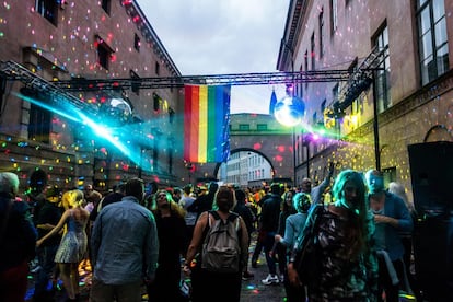 Conpenhague será co-sede, junto con la cercana ciudad sueca de Mälmo, del <a href="http://copenhagenpride.dk/#!/en/page/expression-of-interest-in-hosting-worldpride-2021" target="_blank">World Pride 2021.</a> Mientras tanto se centra en su Semana del Orgullo 2019, que celebra entre el 13 y el 18 de agosto, con su gran desfile previsto para el sábado 17 de agosto. Durante esos días, la plaza del Ayuntamiento, donde se concentran buena parte de las actividades (gratuitas), queda rebautizada como la plaza del Orgullo. Desde 2017, la celebración ofrece, además, la posibilidad de que las parejas que quieran casarse durante esta fiesta de la diversidad puedan hacerlo en algún lugar emblemático de la capital danesa. Oficia como maestro de ceremonias un activista LGTB (más información aquí: <a href="https://idocph.kk.dk/node/1693" target="_blank">idocph.kk.dk</a>)