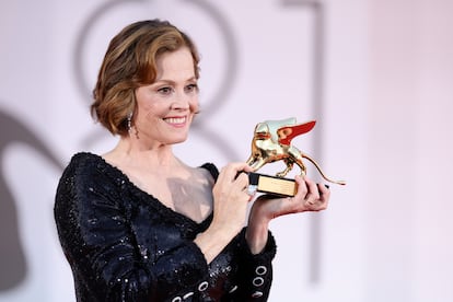 La actriz Sigourney Weaver posa con el León de Oro por su carrera artística, el miércoles.