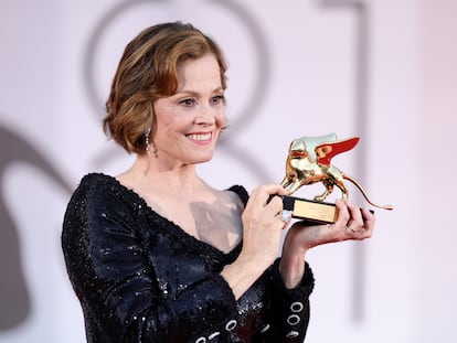 La actriz Sigourney Weaver posa con el León de Oro por su carrera artística, el miércoles.