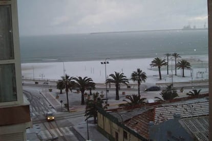 Así estaba la playa de Melilla a las seis de la tarde del pasado 27 de enero. Un manto blanco cubría las cálidas costas de la región en una imagen que muchos no olvidarán. (CARLOS PLATERO)