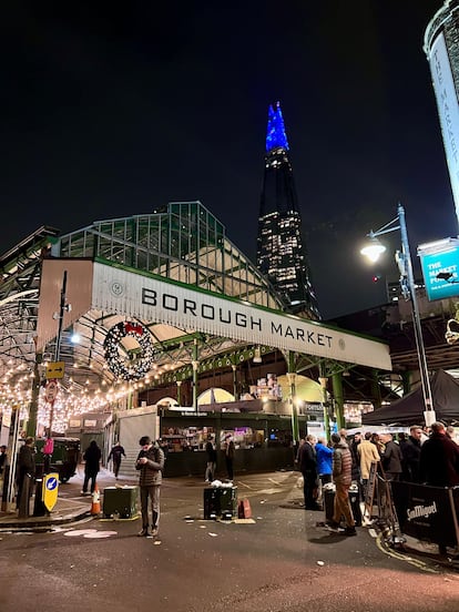 El Borough Market de Londres (Inglaterra) con decoración navideña.