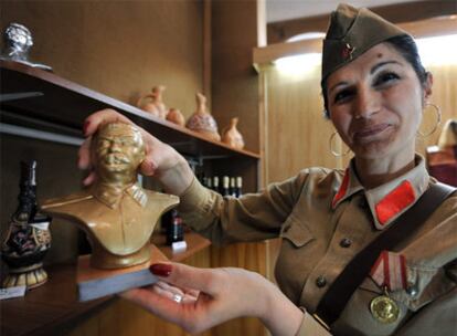Una funcionaria del museo dedicado a Stalin muestra un busto del dictador soviético