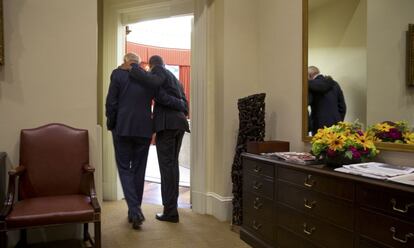 Obama y Joe Biden entran en el Despacho Oval.