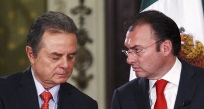 Los ministros de Hacienda y de Energía, Luis Videgaray (d) y Pedro Joaquín Coldwell (i)