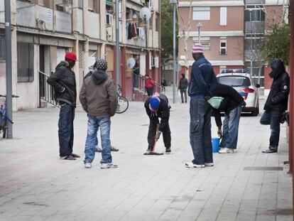 Un grupo de senegaleses, ayer, en la calle Palerm del barrio del Bes&ograve;s donde ocurri&oacute; el crimen. 