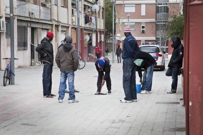 Un grupo de senegaleses, ayer, en la calle Palerm del barrio del Besòs donde ocurrió el crimen.