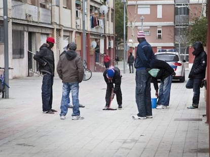 Un grupo de senegaleses, ayer, en la calle Palerm del barrio del Bes&ograve;s donde ocurri&oacute; el crimen. 