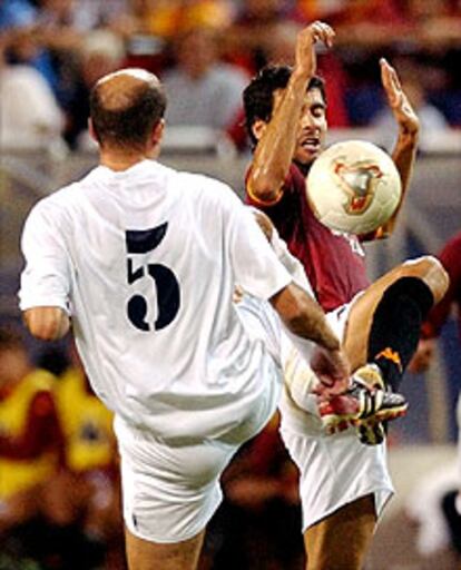 Zidane disputa un balón a Guardiola durante el encuentro de ayer.