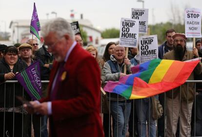 Manifestantes contrarios al UKIP esperan a Farage en Swansea. 