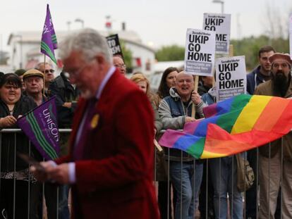 Manifestantes contrarios al UKIP esperan a Farage en Swansea.
