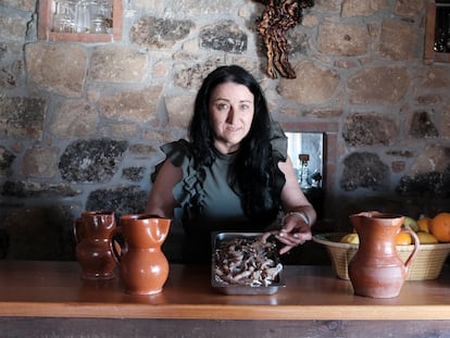 Encarna Sánchez Corral, dueña de Casa Encarna, en Carbellino de Sayago (Zamora), con una bandeja de ancas de rana antes de cocinarlas.