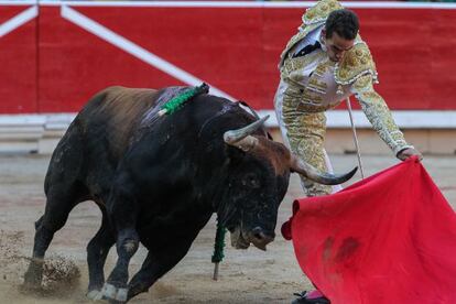 Pepe Moral, en su segundo toro, al que cortó una oreja.