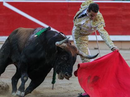 Pepe Moral, en su segundo toro, al que cortó una oreja.