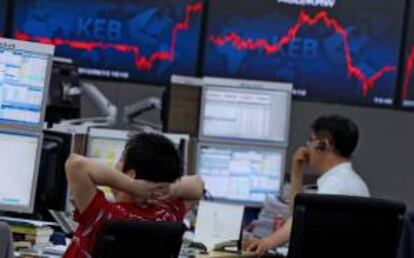 Corredores de bolsa surcoreanos vigilan sus pantallas. EFE/Archivo