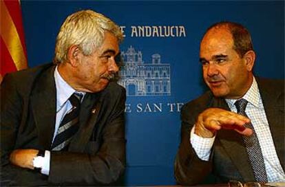 Los presidentes andaluz y catalán, durante la rueda de prensa en la sede de la Junta de Andalucía.