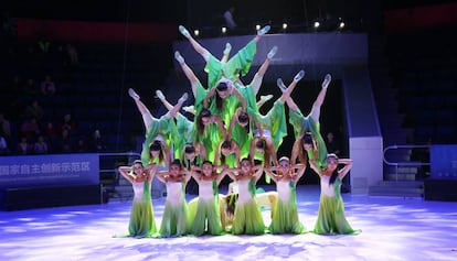 Las componentes del Acrobatic Troupe de Li Xining de China.