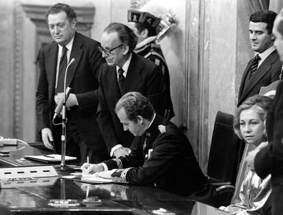 El rey Juan Carlos I sanciona la Constitución en el Congreso de los Diputados en presencia del presidente de las Cortes, Antonia Hernández Gil, y de Fernando Álvarez de Miranda, presidente del Congreso, el 27 de diciembre de 1978.