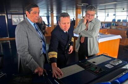 El capitan del <i>Sarmiento de Gamboa</i>, David Domínguez, junto a Rafael Rodrigo, presidente del CSIC (izquierda), y Arturo Castellón (jefe de buques de la UTM) en el puente de gobierno.