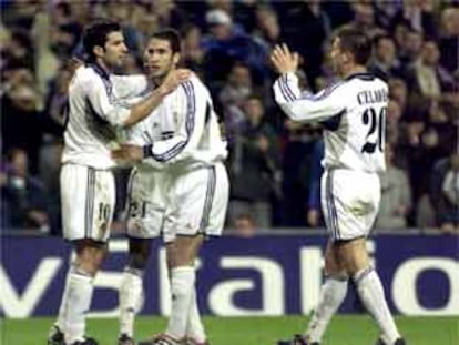 Figo y Raúl celebran la consecución de uno de los goles del Madrid junto a Celades y Makelele.