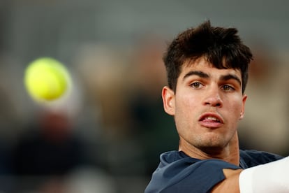 Alcaraz, durante el partido contra Tsitsipas en la Philippe Chatrier.