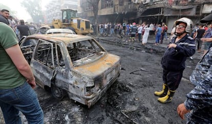 Decenas de personas transitan el &aacute;rea del centro de Bagdad afectada por el atentado con coche bomba reivindicado por el grupo terrorista Estado Isl&aacute;mico.