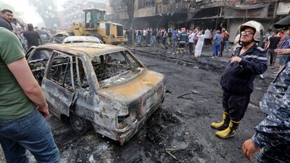 Decenas de personas transitan el &aacute;rea del centro de Bagdad afectada por el atentado con coche bomba reivindicado por el grupo terrorista Estado Isl&aacute;mico.