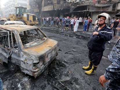 Decenas de personas transitan el &aacute;rea del centro de Bagdad afectada por el atentado con coche bomba reivindicado por el grupo terrorista Estado Isl&aacute;mico.