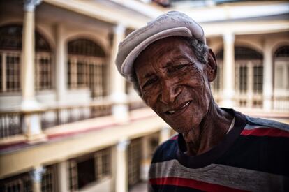 Día tras día, Reynaldo Ramírez Reyes, “Ray”, conservador y alma mater del Órgano París,  llega a la Casa de la Cultura en el casco histórico de Santiago de Cuba. Va ataviado casi siempre con una gorra blanca y un pequeño bolso con algunos enseres: ceras, un lapicero cortante, un bote de cola, algunas llaves, trapos  y repuestos. Así mantiene al órgano con salud, sus huesos, sus ligamentos. Ray cuida también de que las antiguas partituras envejezcan con dignidad.