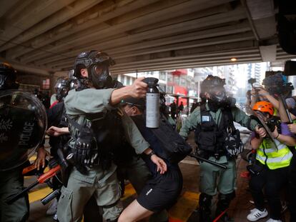 La Policía de Hong Kong utiliza gas pimienta contra los manifestantes que protestan este domingo contra la futura ley de Seguridad Nacional.