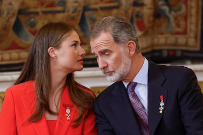El rey Felipe VI charla con su hija, la princesa Leonor. 