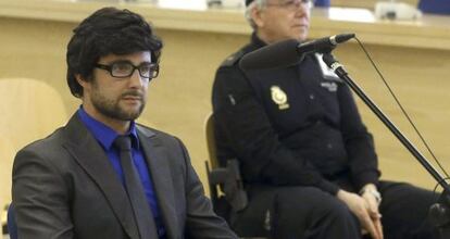 Falciani, con peluca y gafas, en la vista de su extradición a Suiza.