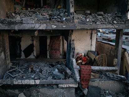 La familia palestina al Durra rompe el ayuno durante el Ramadán en una casa destruida por los bombardeos israelíes en Rafah, al sur de Gaza.