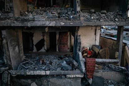 La familia palestina al Durra rompe el ayuno durante el Ramadán en una casa destruida por los bombardeos israelíes en Rafah, al sur de Gaza.